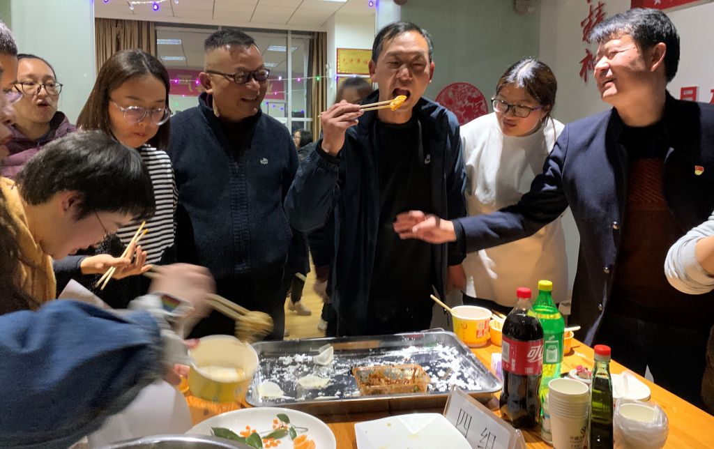 中国大地保险曲靖中支举办“平安夜”包饺子活动