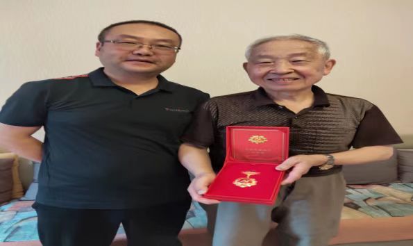  中国人寿曲靖分公司给老党员颁发  “光荣在党50周年”纪念章